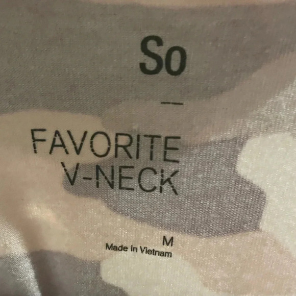 SO Medium pink camo v-neck t-shirt - Picture 3 of 6
